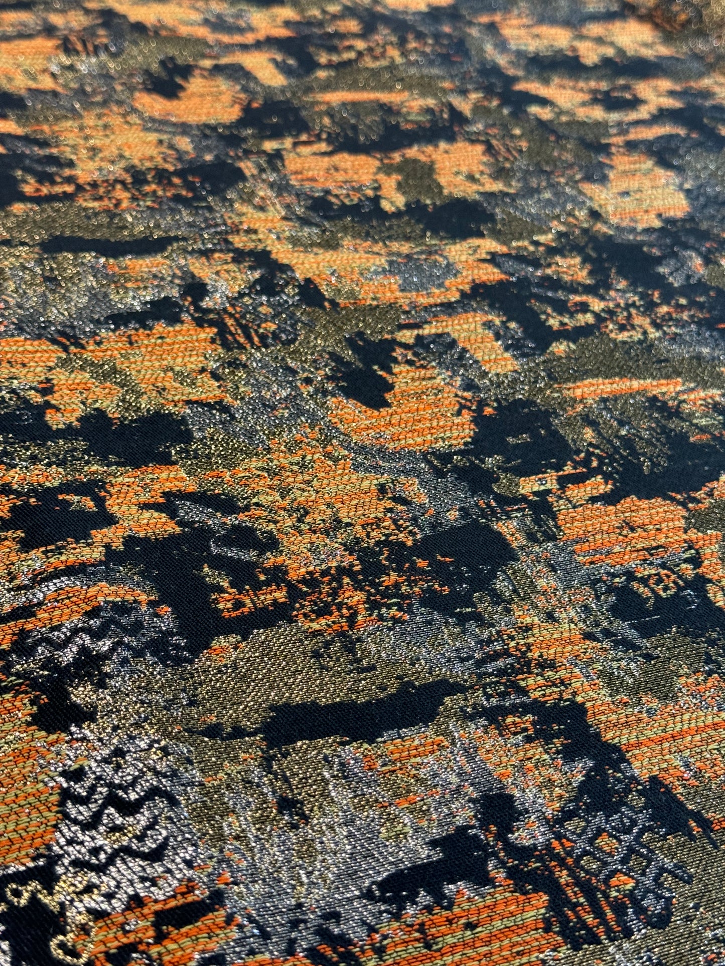 Tissu effet peinture noir orange doré - L: 1,60 m