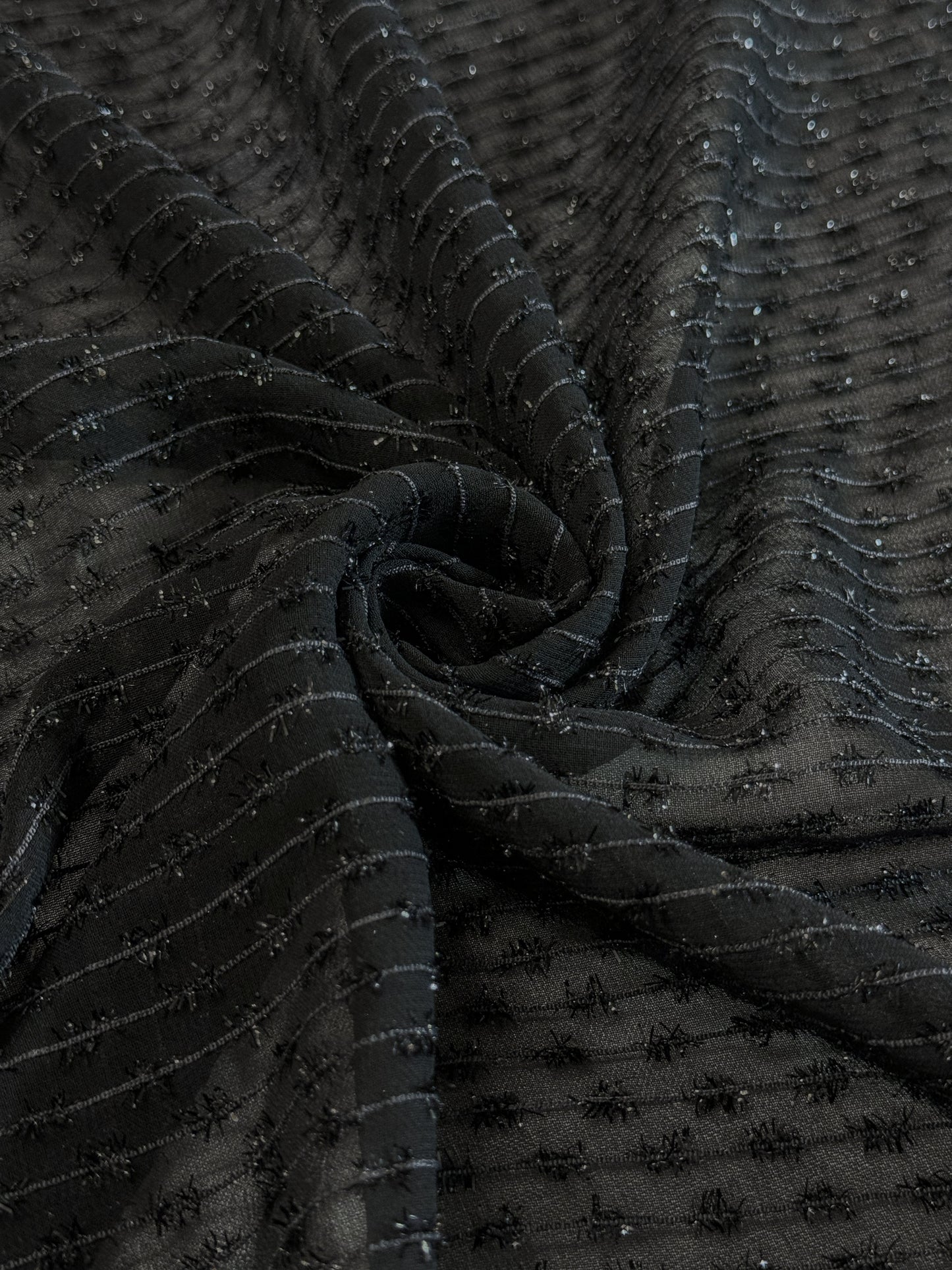 Tissu au mètre, Organza tissé avec des fils texturés noir