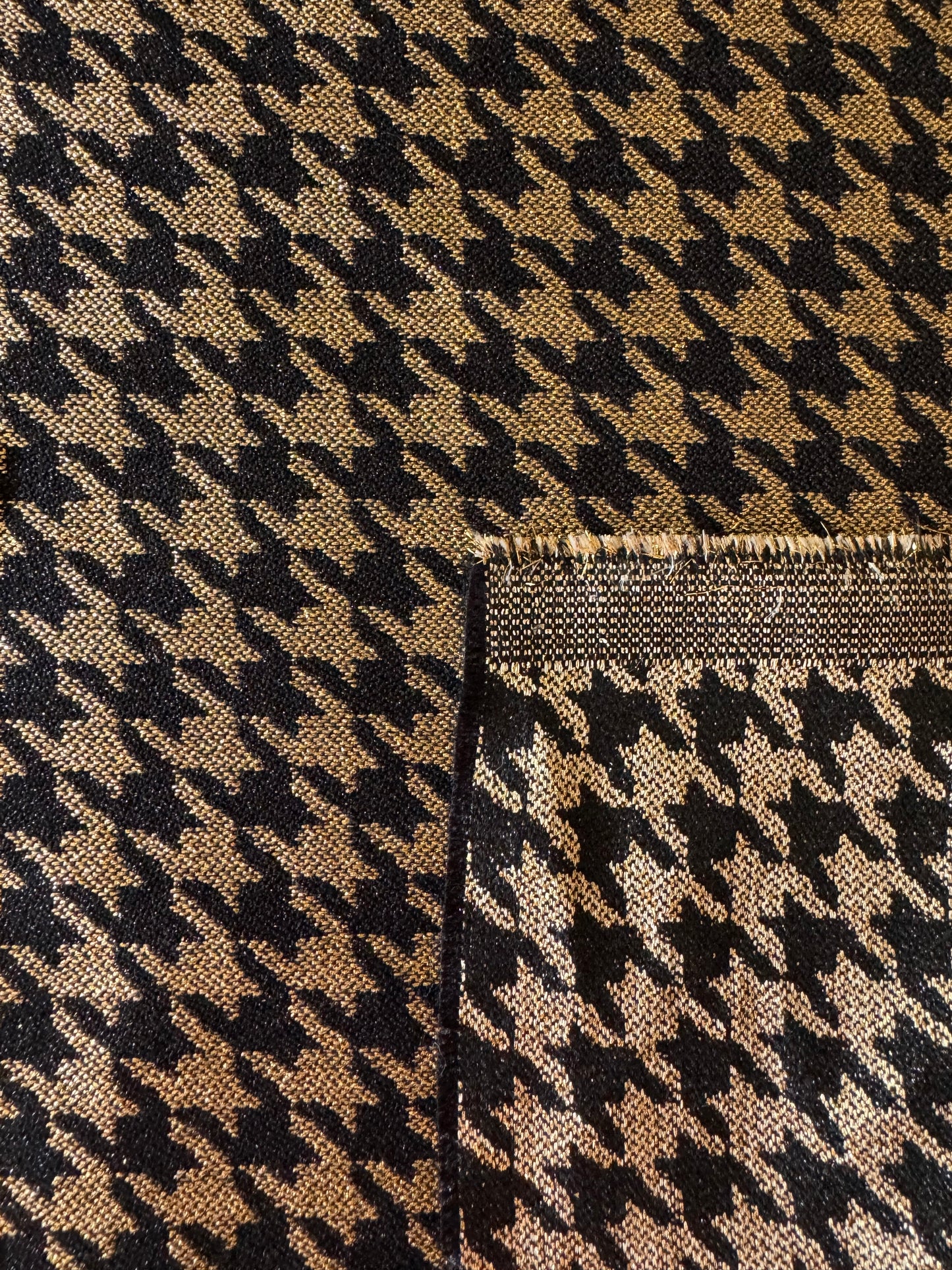 Black and gold houndstooth fabric - L: 1.30 m