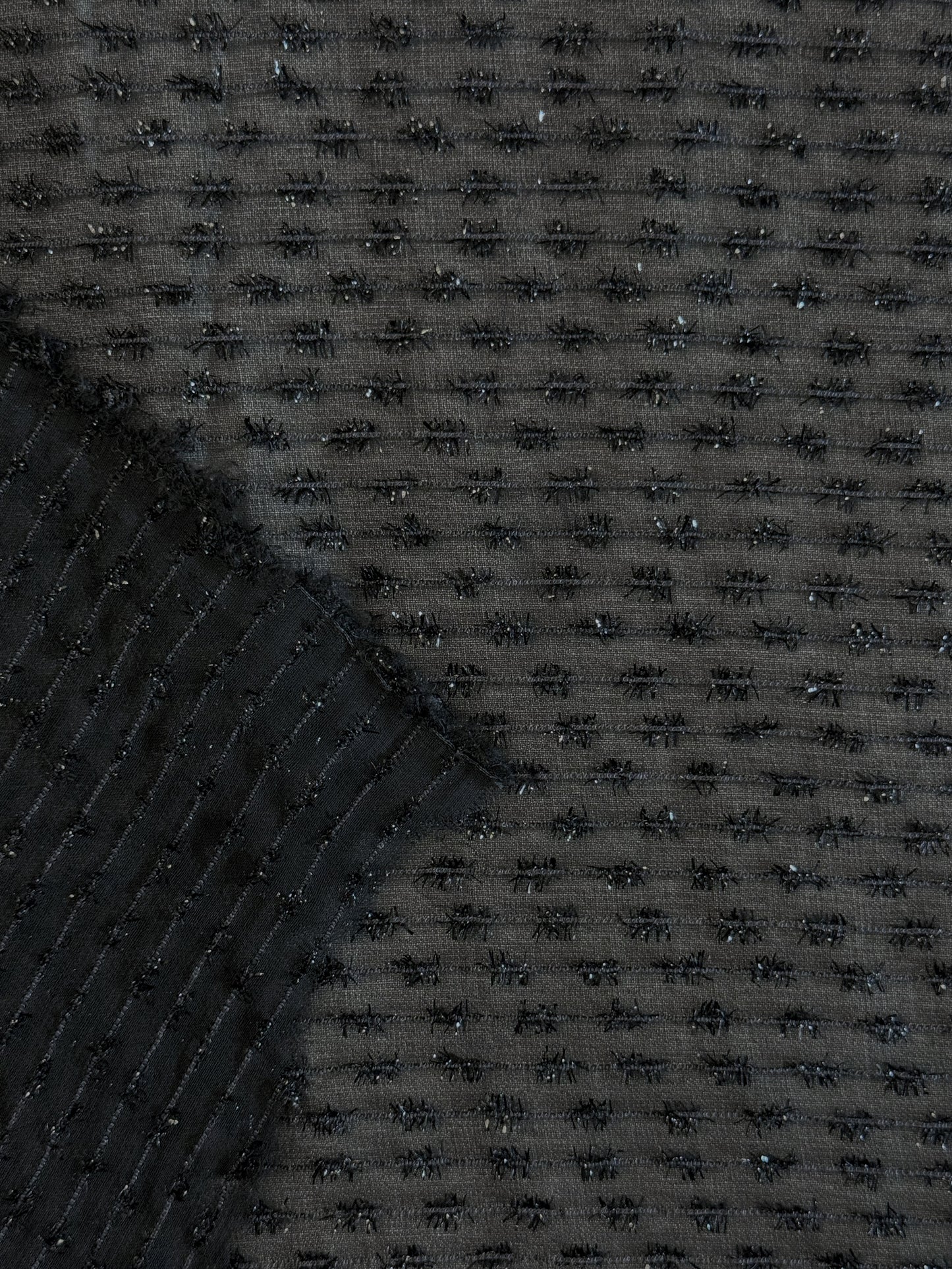Tissu au mètre, Organza tissé avec des fils texturés noir