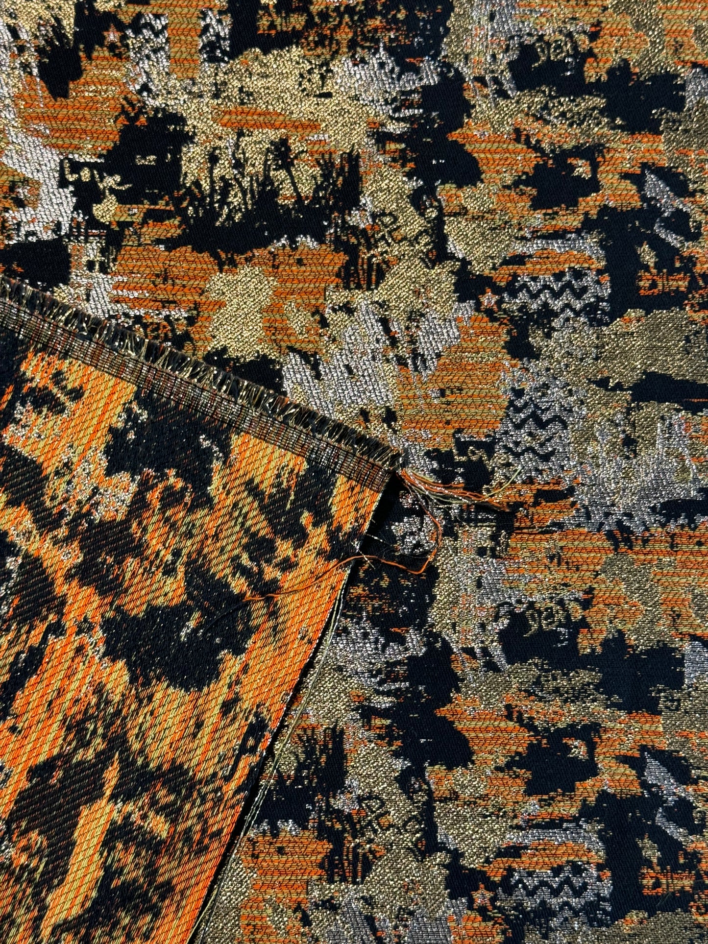 Tissu effet peinture noir orange doré - L: 1,60 m